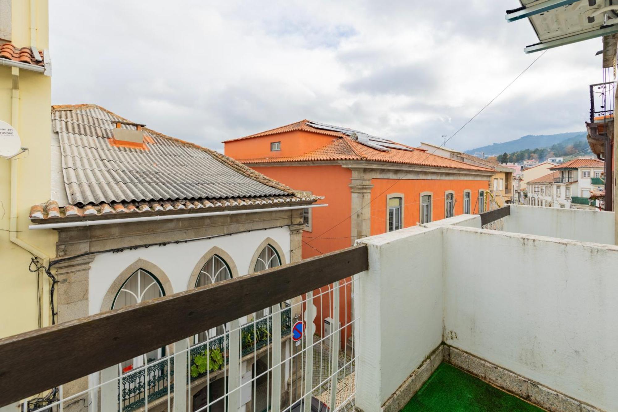 Cosy Remodeled Apartment In The City Center Fundão Exterior foto